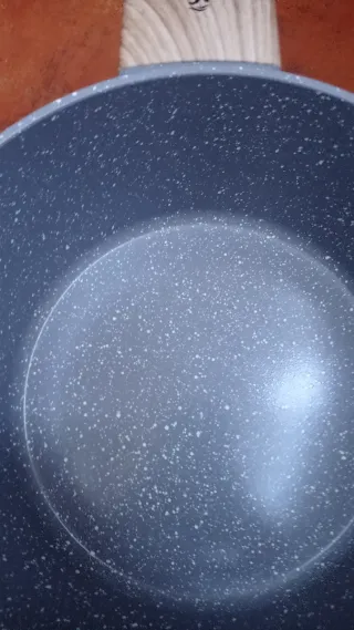 Olla con tapa de cristal y asas de madera