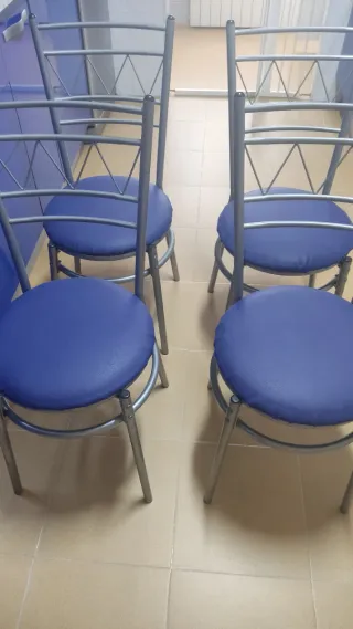 Mesa cristal y 4 sillas azul