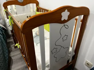 Cuna de bebé de madera color madera y blanca