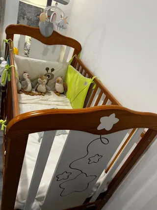 Cuna de bebé de madera color madera y blanca