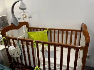 Cuna de bebé de madera color madera y blanca