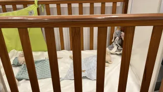 Cuna de bebé de madera color madera y blanca