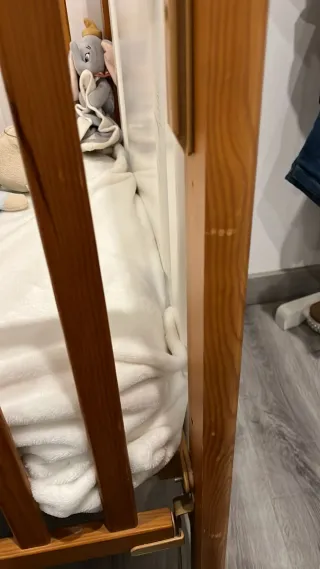 Cuna de bebé de madera color madera y blanca