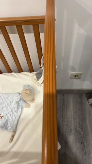 Cuna de bebé de madera color madera y blanca