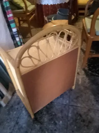 2 MESITAS Y 2 CABECEROS DE MIMBRE