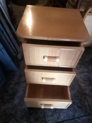 2 MESITAS Y 2 CABECEROS DE MIMBRE