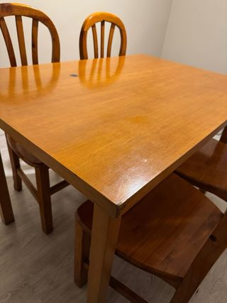 Mesa de pino con 4 sillas