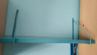 Estantería en madera azul con enganches de metal