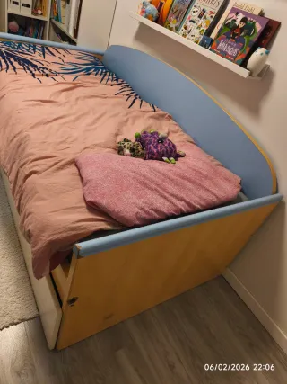 Cama infantil con cama supletoria.