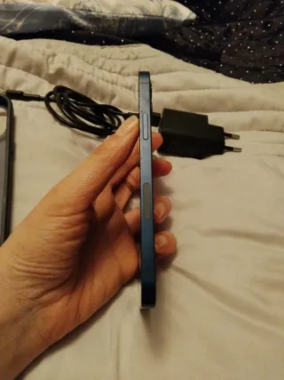 iPhone 12 con cargador y funda