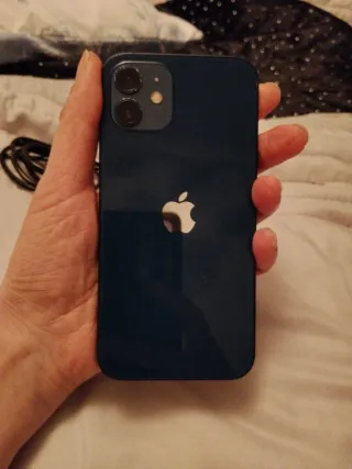 iPhone 12 con cargador y funda