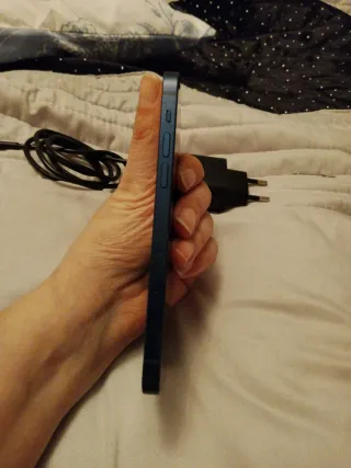 iPhone 12 con cargador y funda