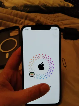 iPhone 12 con cargador y funda