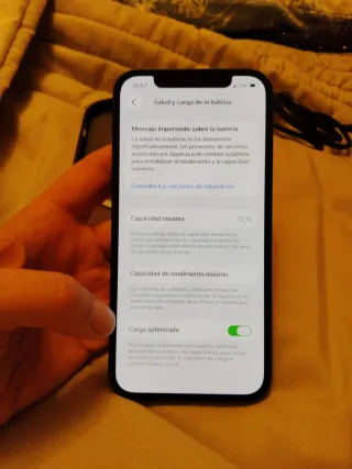 iPhone 12 con cargador y funda