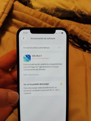 iPhone 12 con cargador y funda