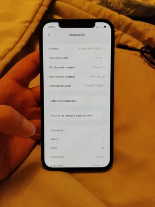 iPhone 12 con cargador y funda