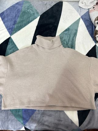 Jersey corto de cuello alto beige