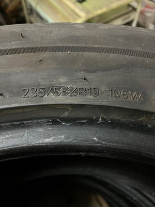 Neumáticos seminuevos llanta 19 235/55/ZR19
