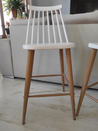 Dos sillas altas de cocina blancas