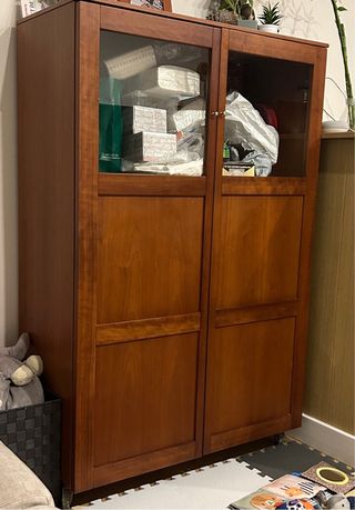 Mueble de madera y cristal