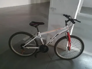 Bicicleta blanca y roja