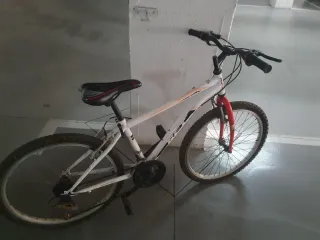 Bicicleta blanca y roja