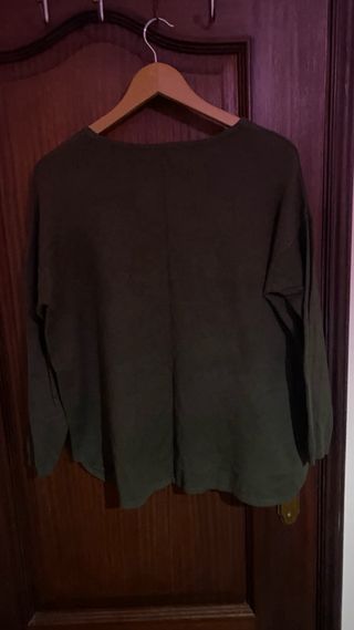 Blusa verde militar com coração de strass