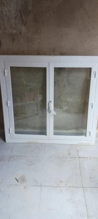 Ventana blanca de doble cristal