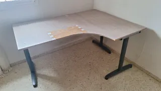 Mesa de ordenador angular madera y metal