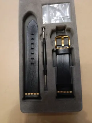 Correa de reloj MAIKES cuero negro.