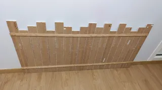 Cabecero de lamas de madera blanco