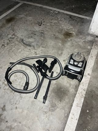 Aspirador 1800W con accesorios