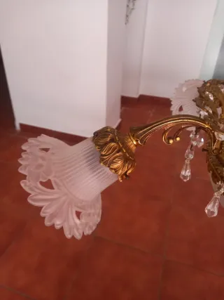 Lámpara de cristal y metal dorada