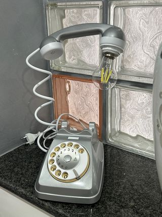 Lampada da tavolo con telefono vintage