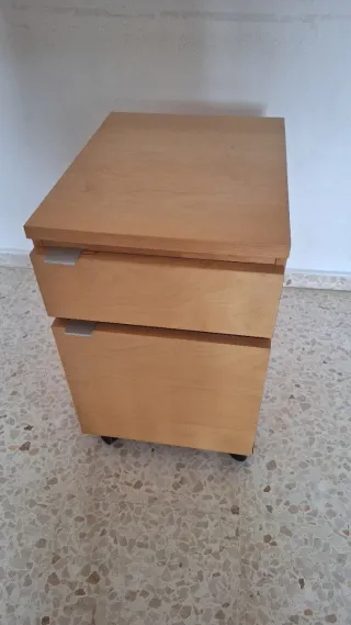 Cajonera de madera con ruedas