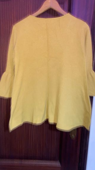 Blusa amarela com mangas de sino