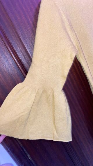 Blusa amarela com mangas de sino