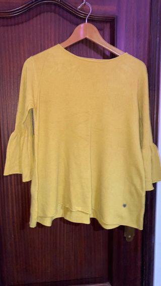 Blusa amarela com mangas de sino