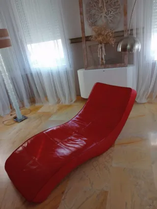 Chaiselongue de piel roja