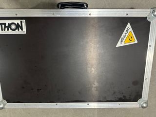 Mesa de Mezclas Behringer Eurodesk + Flight Case