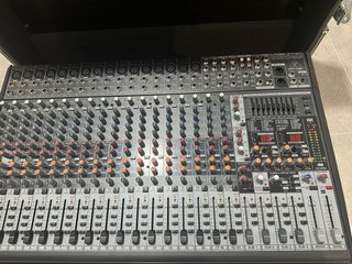 Mesa de Mezclas Behringer Eurodesk + Flight Case
