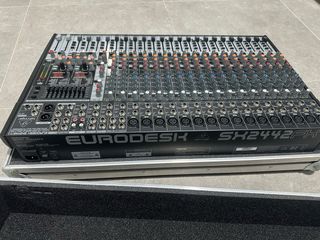 Mesa de Mezclas Behringer Eurodesk + Flight Case