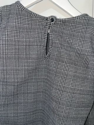 Top asimétrico cuadros gris y blanco