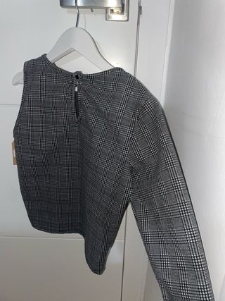Top asimétrico cuadros gris y blanco