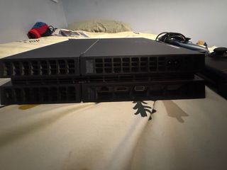 PS4 (PlayStation 4) con 2 mandos y 2 juegos