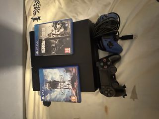 PS4 (PlayStation 4) con 2 mandos y 2 juegos