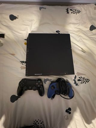 PS4 (PlayStation 4) con 2 mandos y 2 juegos
