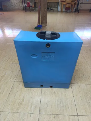 Depósito de agua azul