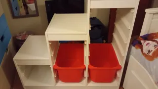 Mueble de almacenaje IKEA con cubos rojos