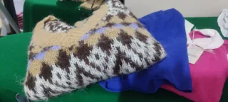 Maglioni uno fantasia beige e marrone e maglia